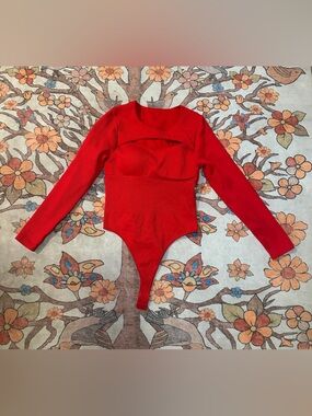 SHEIN Long-Sleeve One-Piece Bodysuit

-free gift with purchase ❤️ last pic ❤️